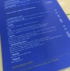 Menu imprimé sur papier bleu avec encres blanches et dorées