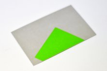 Pantone argent et vert fluo sur papier non couché