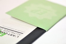 Brochure avec encart externe agrafé Pantone vert fluo + noir sur papier recyclé naturel