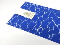 Dorure à chaud sur languette collée manuellement sur impression numérique blanche sur papier bleu
