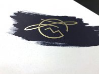 Pantone bleu foncé sur papier texturé avec dorure à chaud