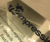 Gravure laser sur Trolase doré faisant apparaître la couche interne noire