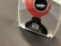 Impression et découpes laser d'un trophée sur PMMA transparent de plusieurs couches assemblage avec rivets