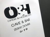 Pochoir mélangeant logo stylisé et police et icônes. Il appartient au client de bien vérifier que tous les éléments sont bien reliés.