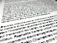 Lettrage pour musée en cours de fabrication : chaque centre de lettre est échenillé à la main, un gros travail de précision