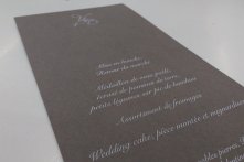 Menu de mariage - impression blanche sur papier de couleur