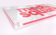 Plaque en plexiglass imprimée avec soutien de blanc