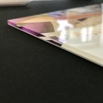 Impression UV inversée et doublée sur plexiglass 3mm + blanc de soutien + contrecollage 1mm en polychoc + polissage des angles